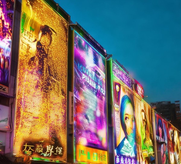 北京路商业街，广告的金碧辉煌