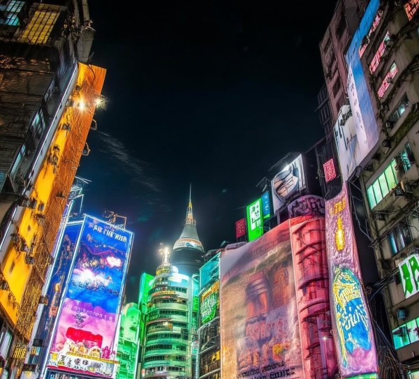 城市广告夜景，照明与文化的对话